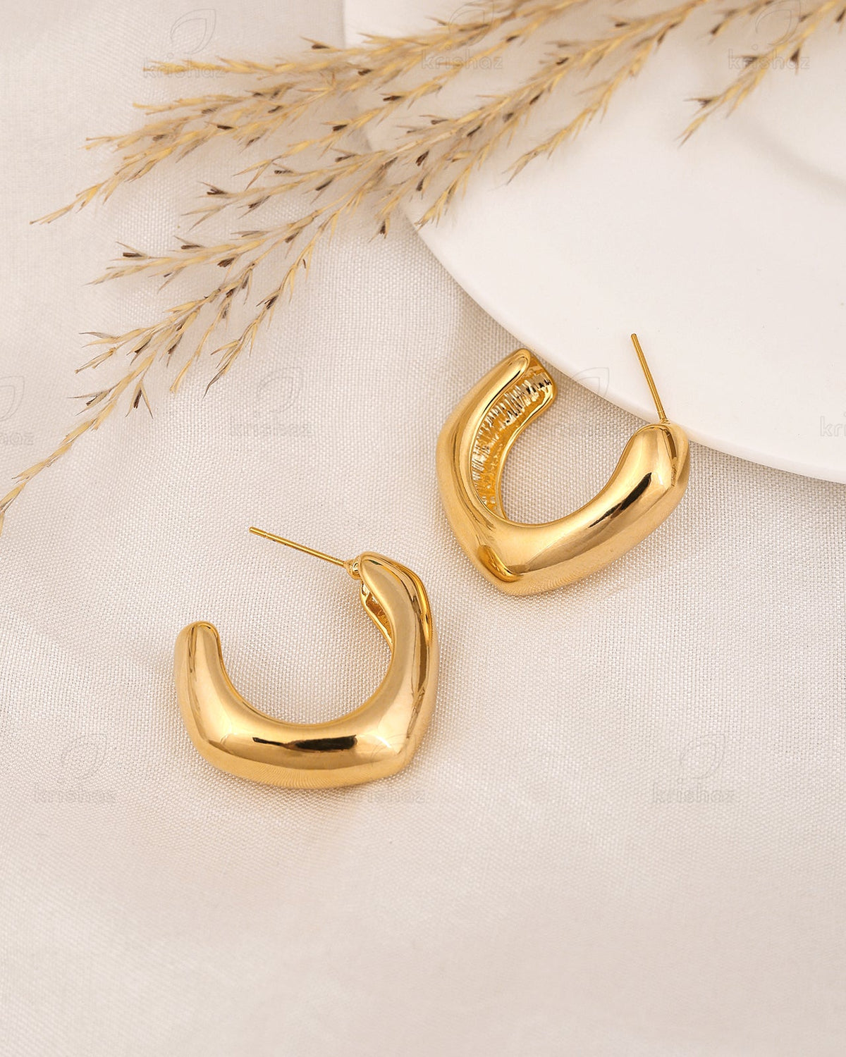 Lilium Fashionable Stud Earrings
