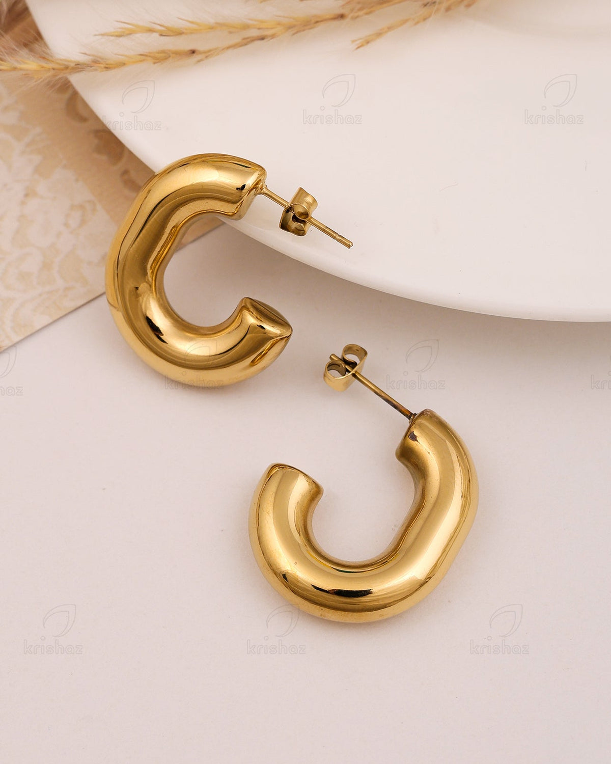 Cathy Fashionable Stud Earrings